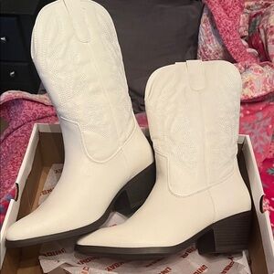 White Cowboy Boots 9M Unionbay
